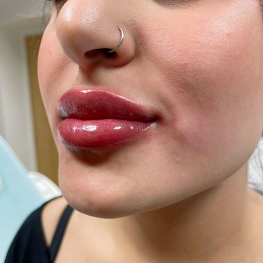 Detail permanentního makeup rtů s barvou Purebeau Valentino a Light Rose.